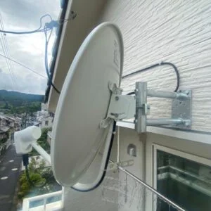 アンテナを取付金具や屋根馬に取り付ける