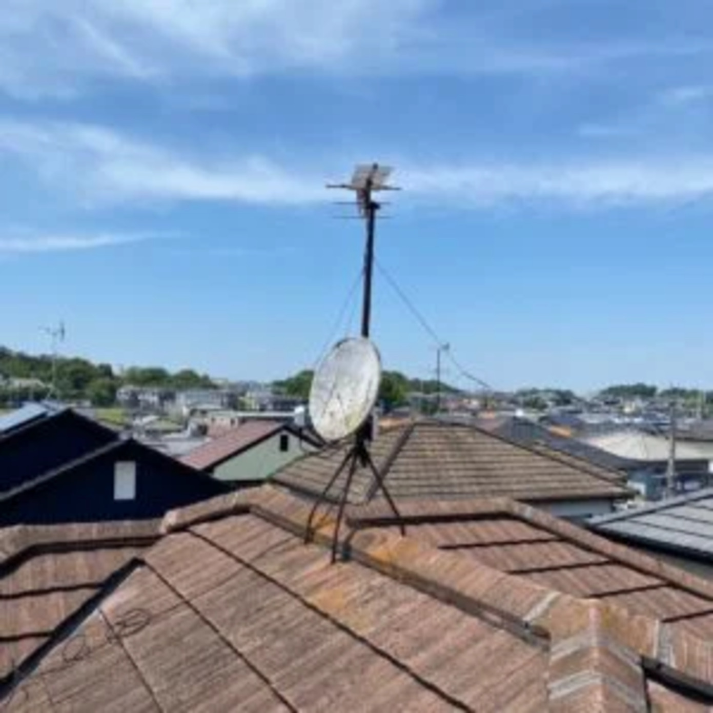 BSアンテナの安全な撤去方法は？取り外し方や費用相場、注意点を アンテナ撤去