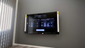 テレビの設置は自分でできる?一人でやる時の注意点や業者に依頼した方がいいケースを解説!