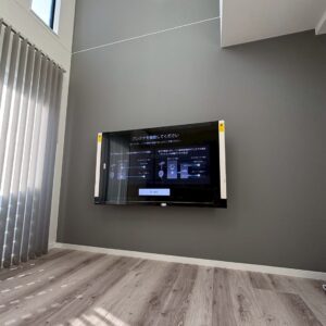 テレビの設置は自分でできる？一人でやる時の注意点や業者に依頼した方がいいケースを解説！