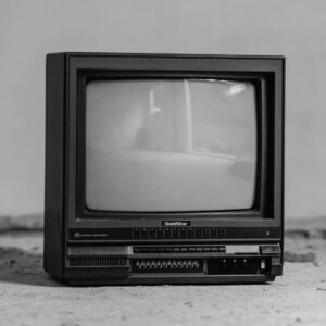 テレビ画面がフリーズする？映像が止まる原因や対処法を紹介！修理or買い替えの判断基準も解説